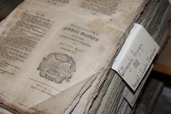 Aufnahme eines alten Buches (Göttingische Anzeigen von 1808) aus dem Keller der Akademie